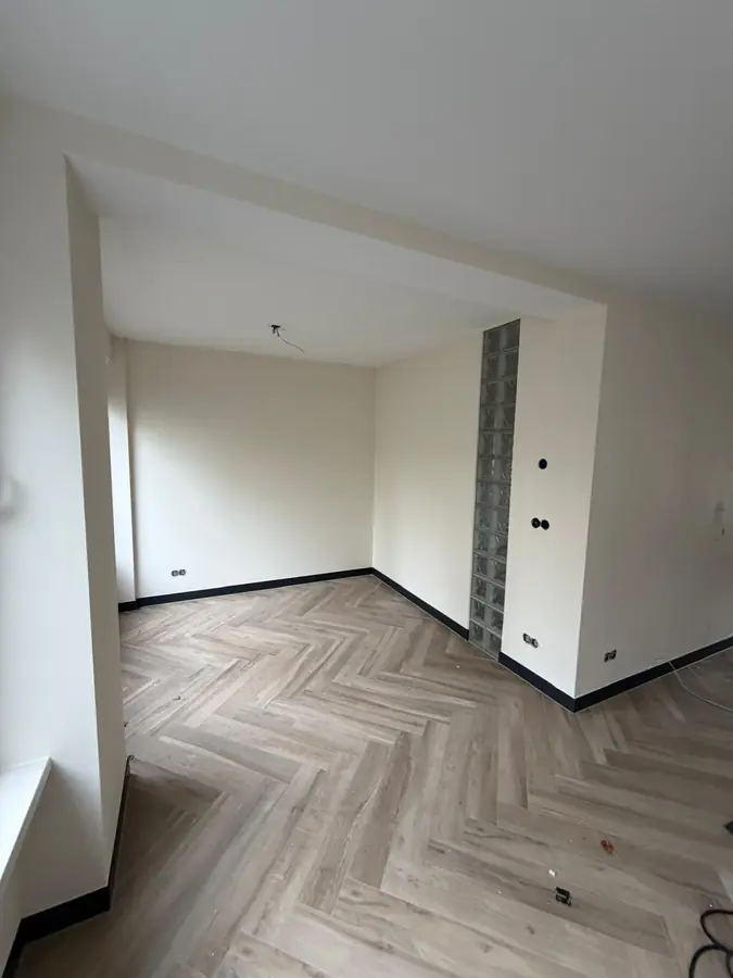 Strak afgewerkte witte kamer na binnenschilderwerk