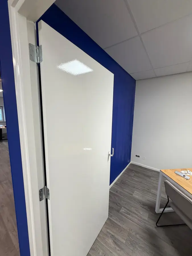 Kantoor met blauwe accentwand en geschilderde deur
